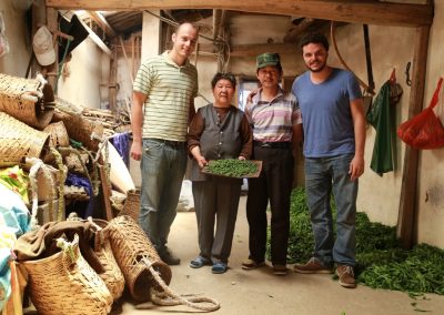 Caio e João com pequenos produtores de chás especiais em Taiping, Anhui, China