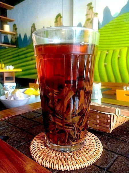 Chá preto especial feito da maneira mais simples, em copo americano